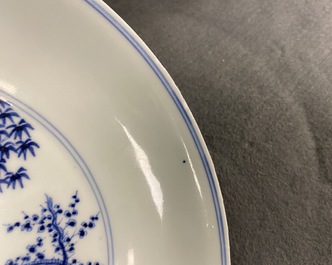 Een Chinese blauw-witte 'Drie vrienden van de winter' schotel, Xuande mark, Kangxi
